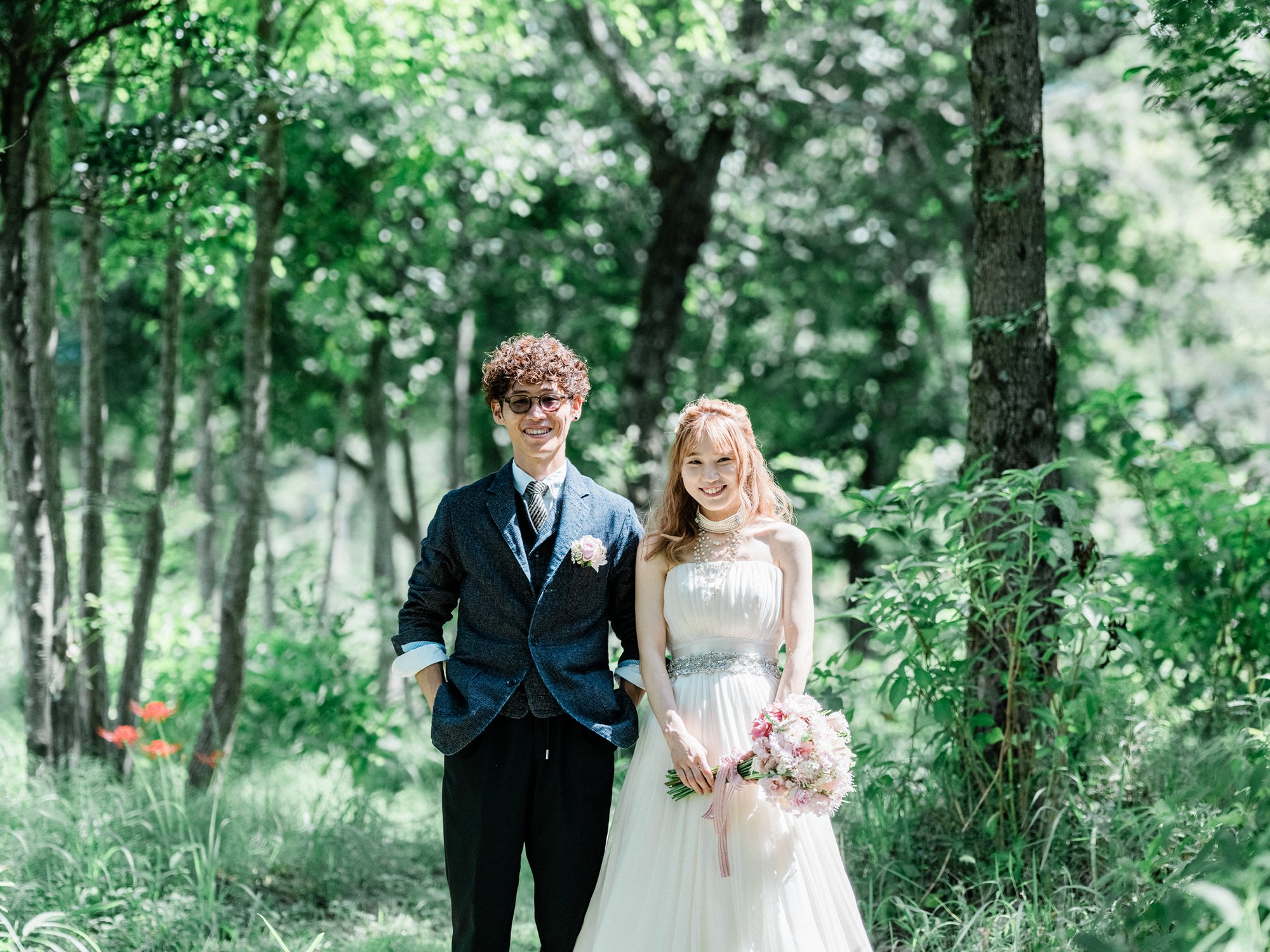 結婚式の前撮り。新郎新婦が森の中を歩いている。ロケーションフォトウェディング。