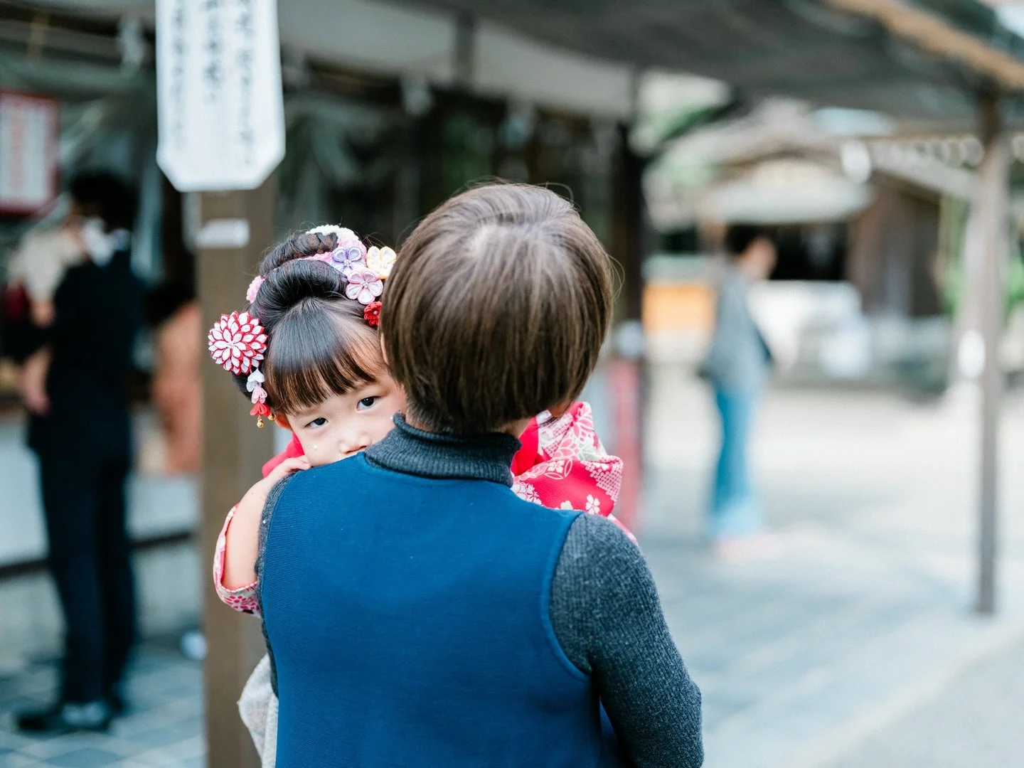 こんにちは、あらかわです。

去年、健軍神社さんで七五三詣りの
出張撮影をさせていただきました。

1歳のバースデー撮影のとき以来の再会で、
最初はちょっぴり恥ずかしそうな様子でしたが、
撮影していくうちに打ち解けてくれて、
最後は仲良く撮影をさせてくれました 📸

私たちが撮影でずっと目指しているのは、
「10年後に見返しても、当時の空気や笑い声がふわっと蘇るような、
そんな体温のある写真」をお届けすることです。

カチッと決めたお写真はもちろん、
はにかんだお顔も、楽しそうに駆け寄ってくる