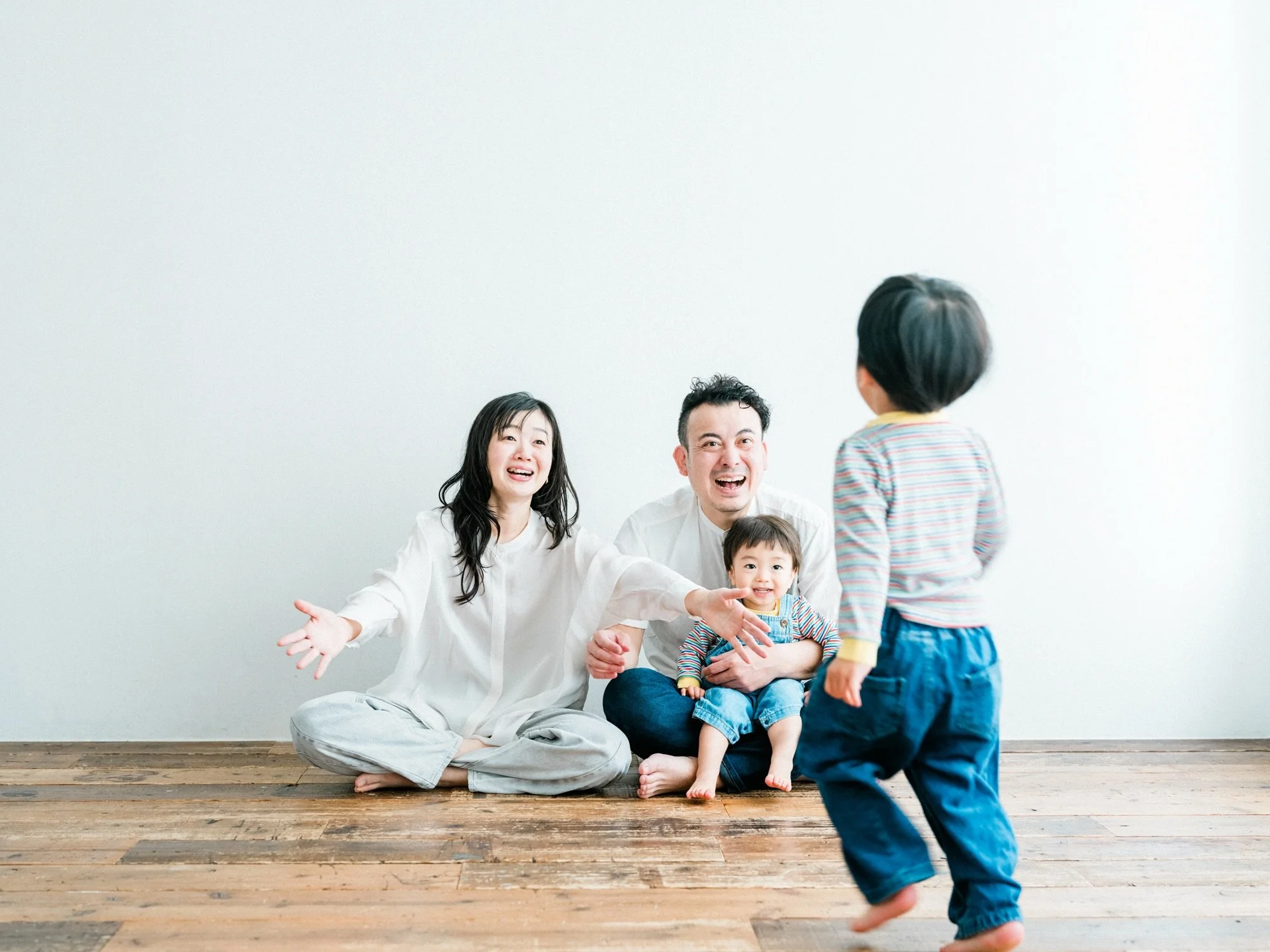 こんばんは、あらかわです。

先日SNSで発信した内容について、
本当にたくさんのお問い合わせやメッセージをいただき、
ありがとうございます。

皆さまの温かい善意によって情報が拡散され、
本当に必要としている方の元へ届いていることを
心から実感しております。

「大変な今だからこそ、やっぱり家族写真を撮っておきたい」
そんなお声もいただき、私たちも少しずつ日常を取り戻しながら、
皆さまの愛おしい日々に寄り添わせていただいています 。

家族写真は、子どもたちにとって
「心のお守り」になるのでは