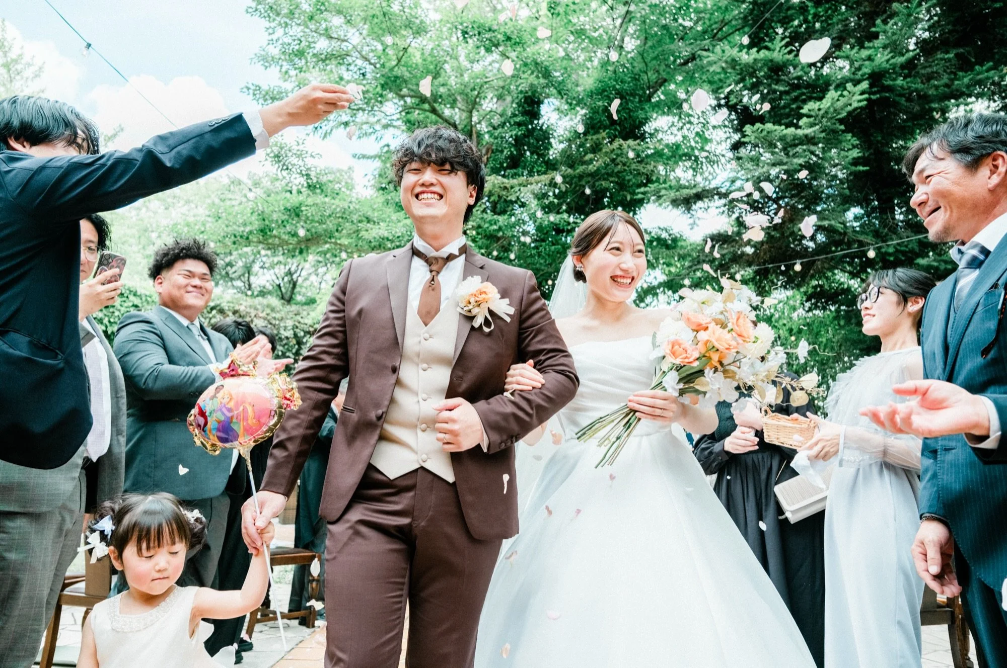 こんにちは、あらかわです。

新婦様と初めてお会いしたのは、
数年前のこと。

当時、宣材写真を撮影させて いただいたのが始まりでした🎹

そこからご縁が広がり、
妹様の成人式前撮り、新郎様のお仕事、
そしてお子様の七五三撮影まで&hellip;

ご家族の大切な節目を何度も任せていただき、 そして今回、結婚式の撮影という大役まで。

こうして歳月をかけて大切なご家族の 記録をさせていただけることに感謝しかありません。

本当にご結婚おめでとうございます！

これからも「お抱えカメラマン」とし