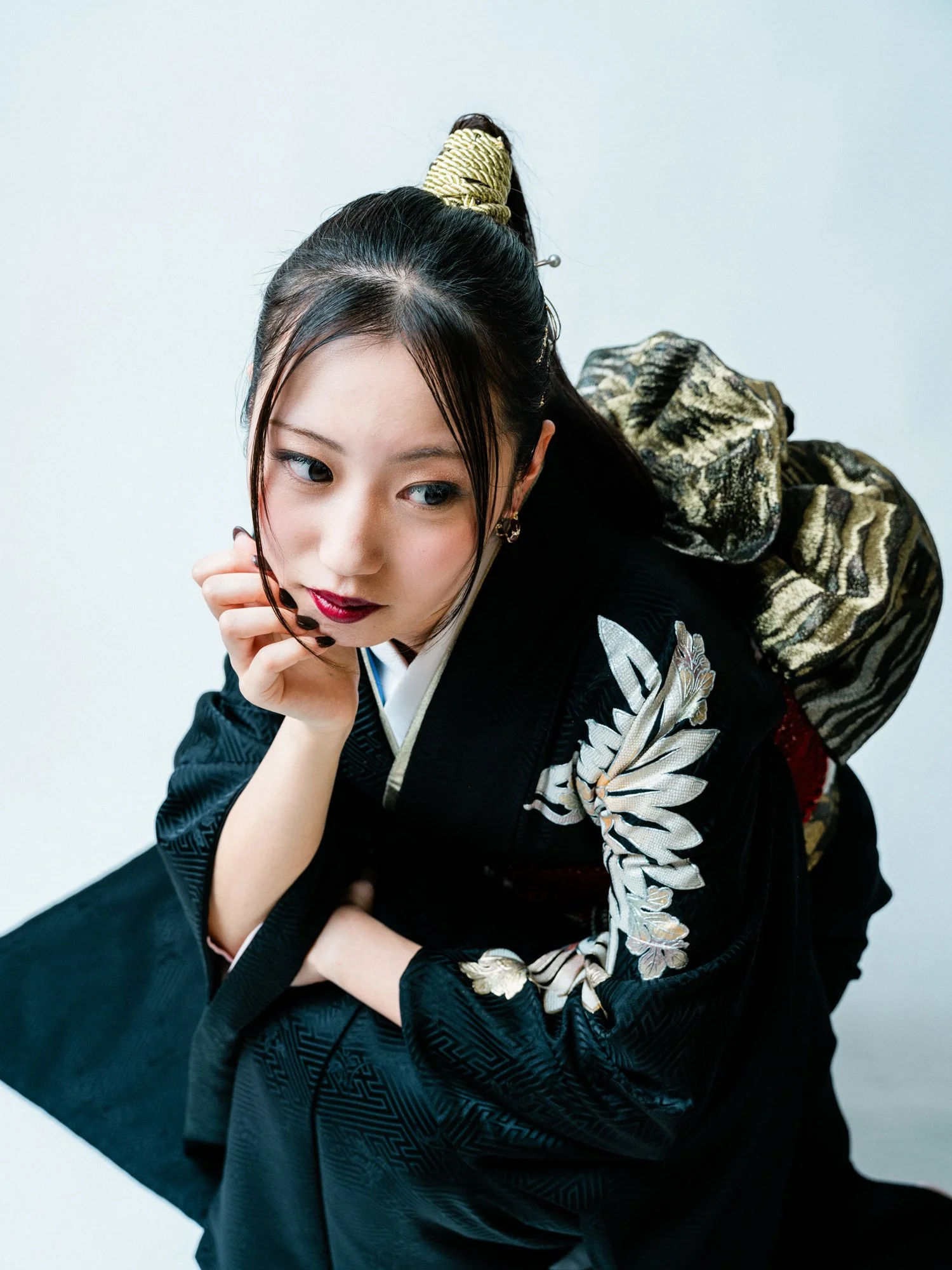 和風の衣装を着た若い女性がポーズをとっている。
