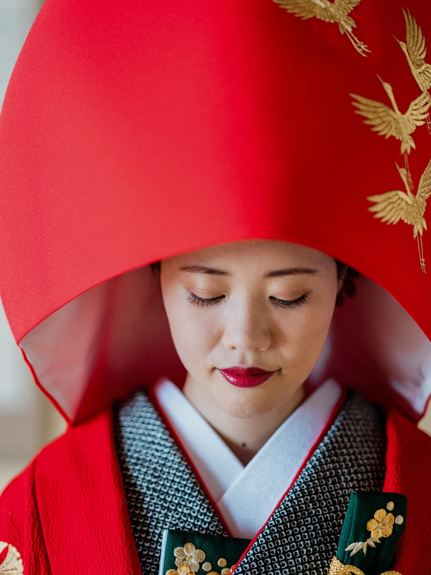 赤無垢の和装でうつむいている花嫁。