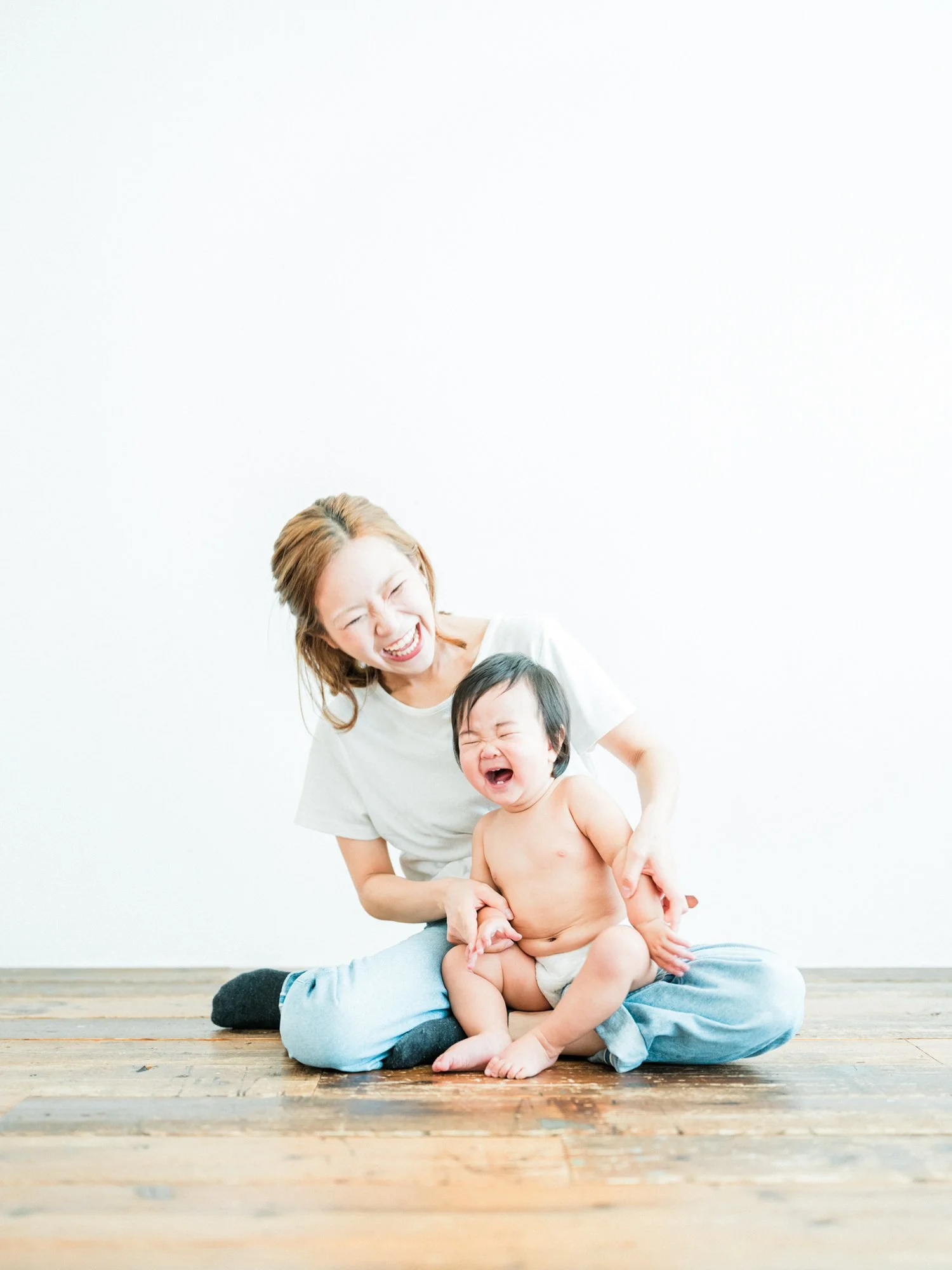 笑っている母親と子供が戯れる温かい家庭の瞬間。