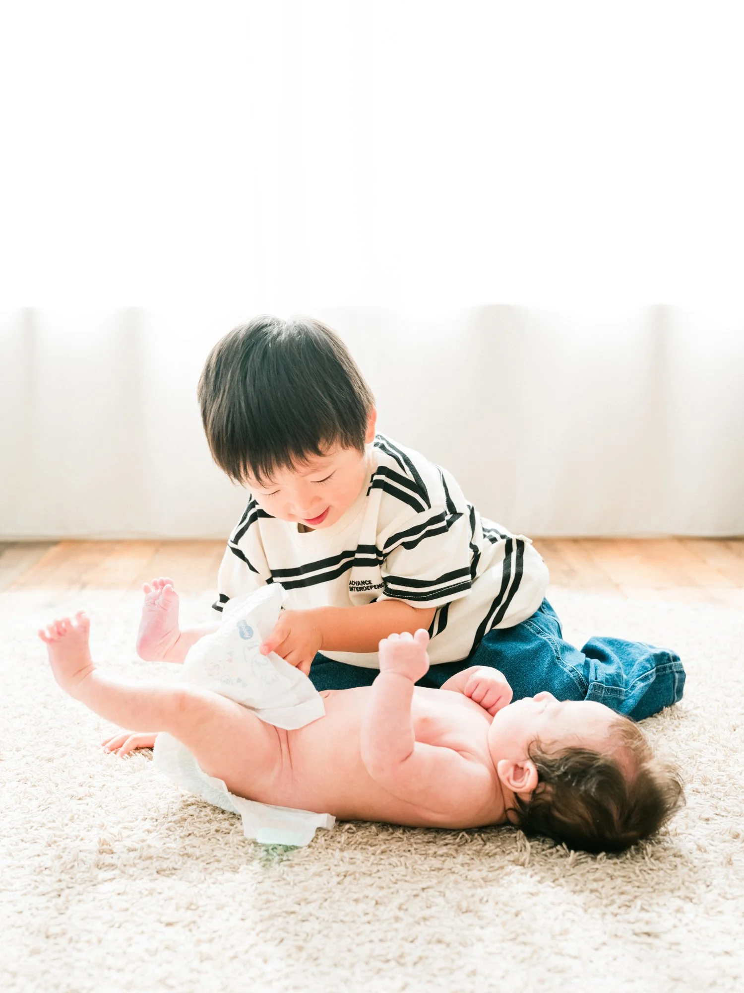 小さな赤ちゃんと幼い男の子。