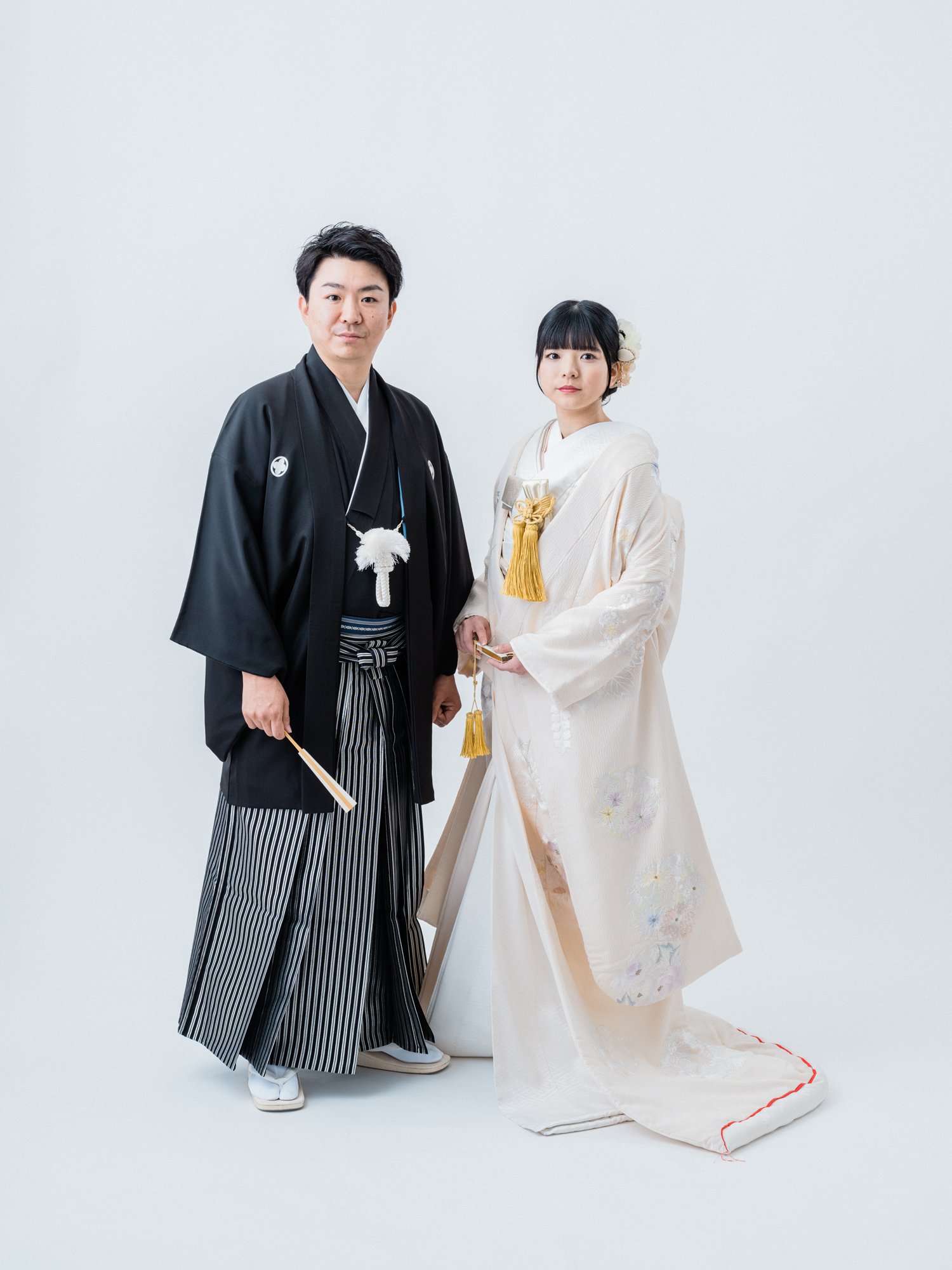 和装で結婚式の衣装を身にまとった新郎と新婦のカップルの写真。