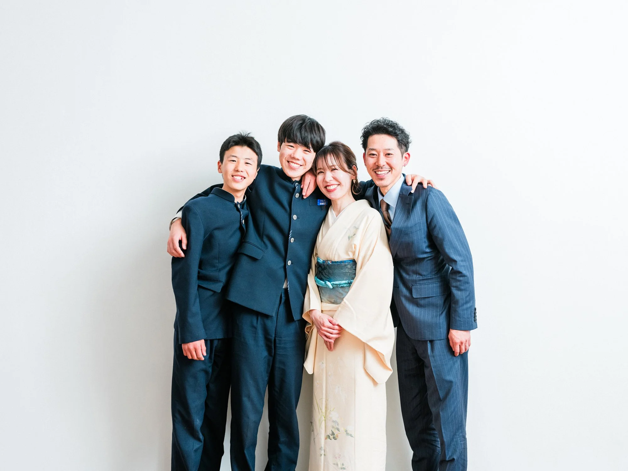 家族四人の卒業写真。笑顔の写真。