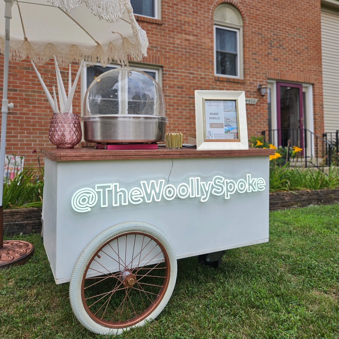 Clean cotton candy means 👇

✅️ clean ingredients = certified organic, kosher cane sugar, no dyes, no artificial flavoring. ☁️

✅️ mini bamboo tongs = mess free eating...no one wants sticky fingers AND we don't know what little hands have been touchi