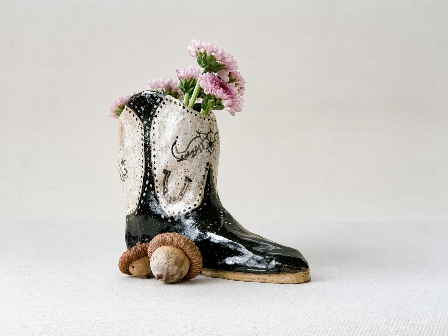 bw-boot-side-flowers2.png
