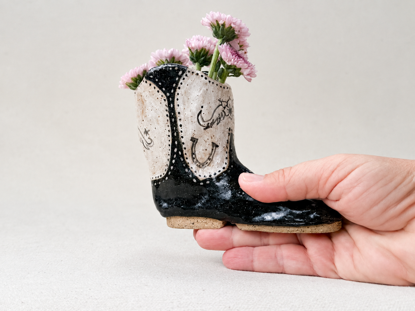 bw-boot-hand.png