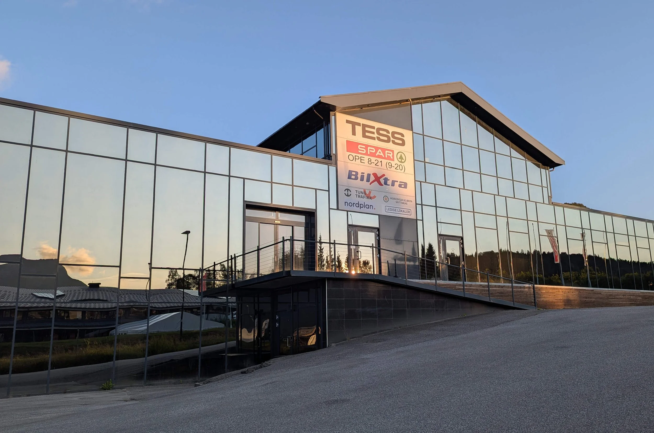Butikklokaler eller kontor med god synlighet fra hovedveien
