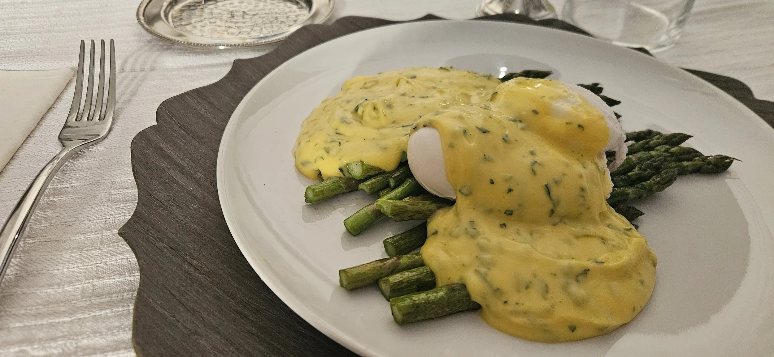 Uova in camicia con asparagi e salsa bernese