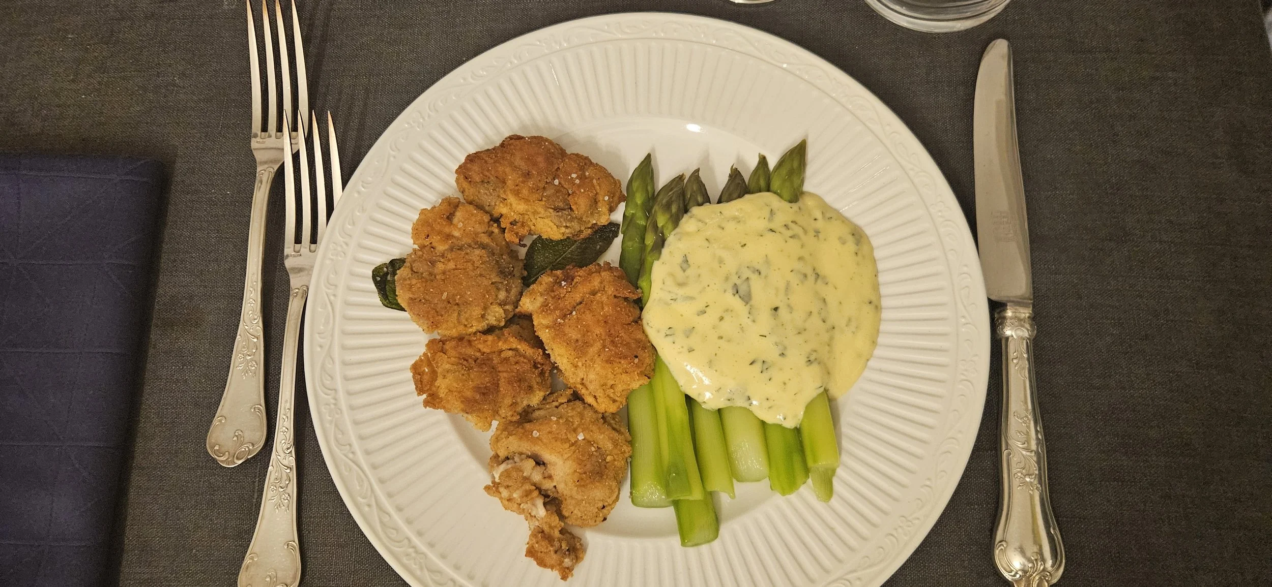 Cervella fritte e asparagi verdi con salsa bernese