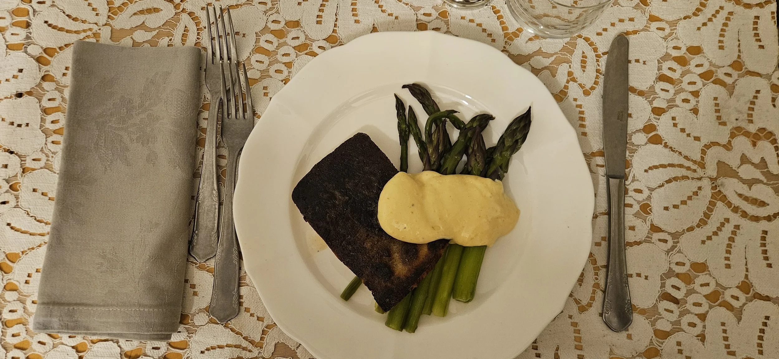 Filetto di ricciola con asparagi al burro e salsa olandese