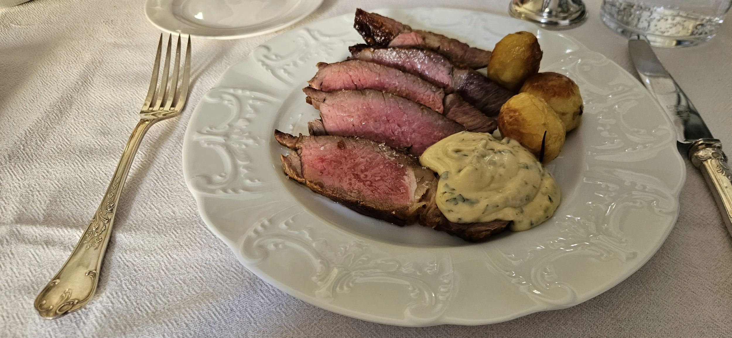 Bistecca di manzo con salsa bernese e patate