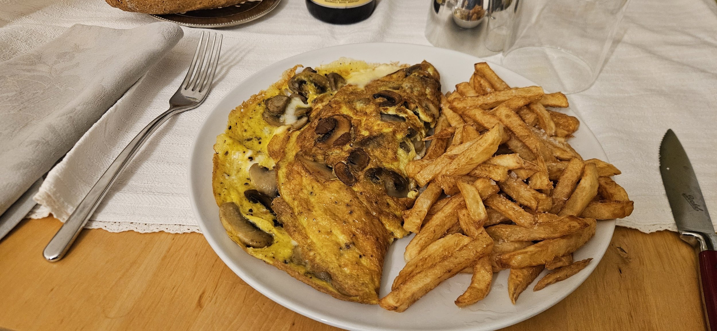 Omelette agli Champignons e formaggio con frites