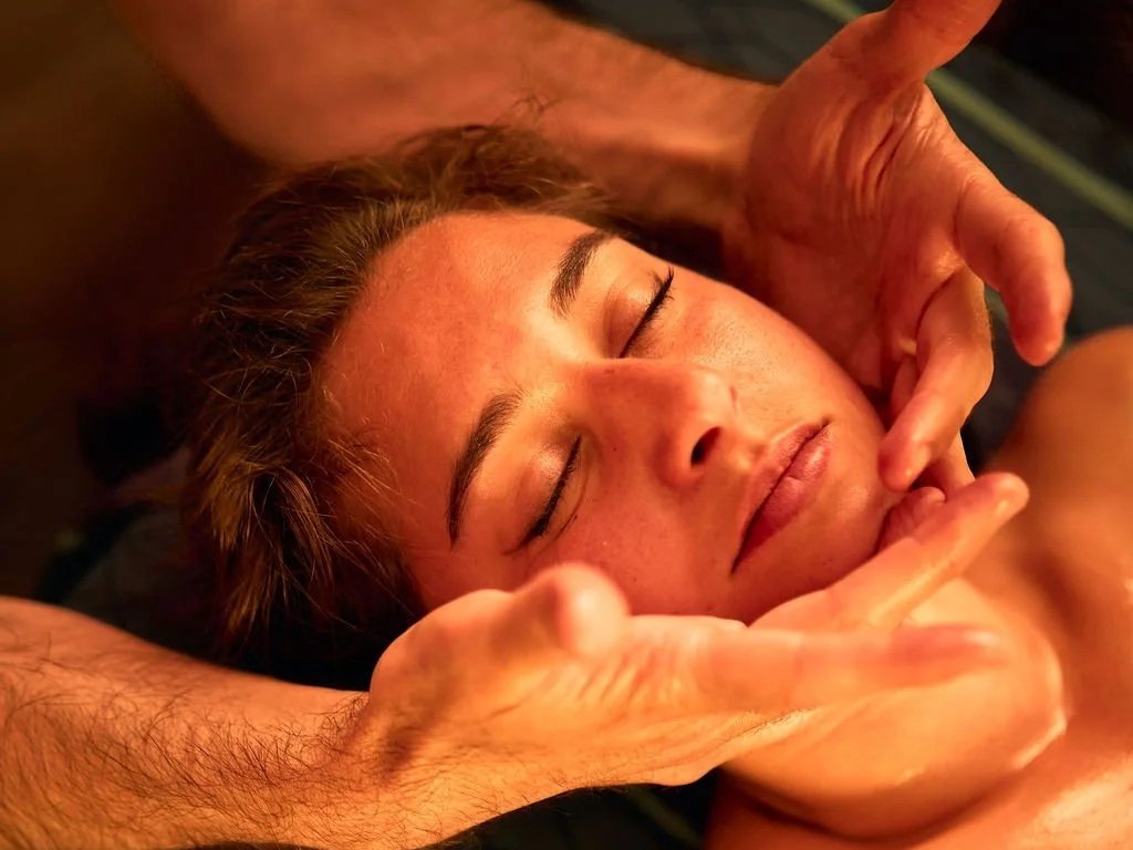 Une femme reçoit un massage relaxant avec des mains masculines