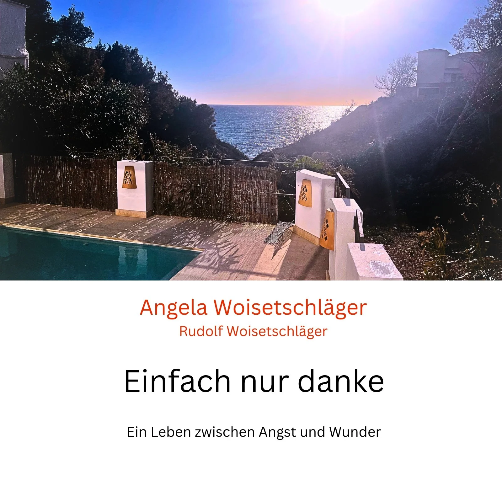 Blick auf das Meer bei Sonnenuntergang mit Pool im Vordergrund und Häuser an der Steilküste in Port d'Andratx auf Mallorca.