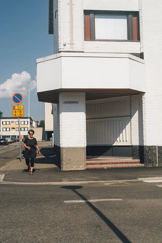 Valokuvia Torniosta. Nainen Keskikadulla