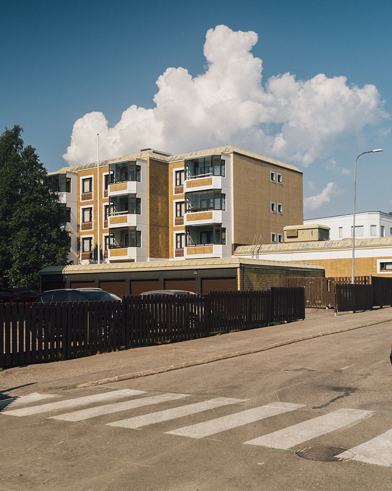 Kerrostaloja Torniossa. Valokuvia Suomen Lapista.