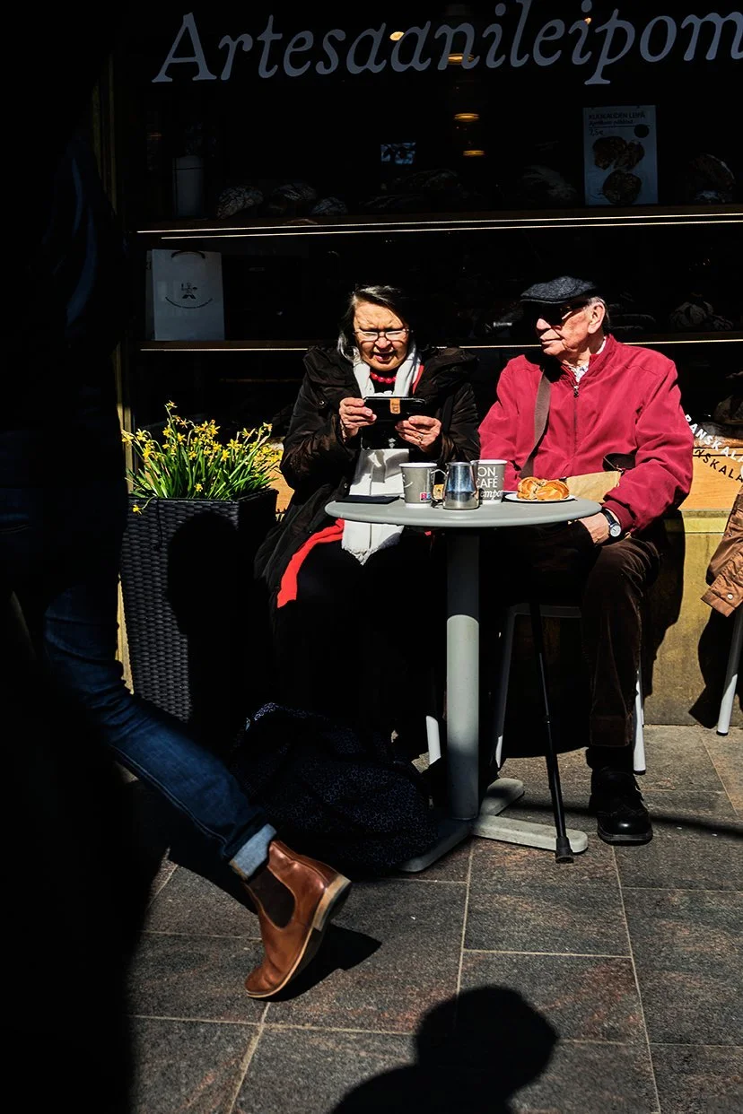 Ihmisiä Esplanadilla - Valokuvia Helsingistä