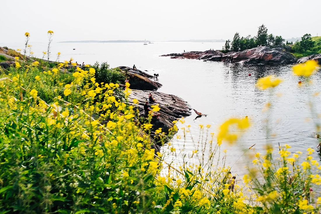 Valokuvia Suomenlinnasta. Hyppy mereen.