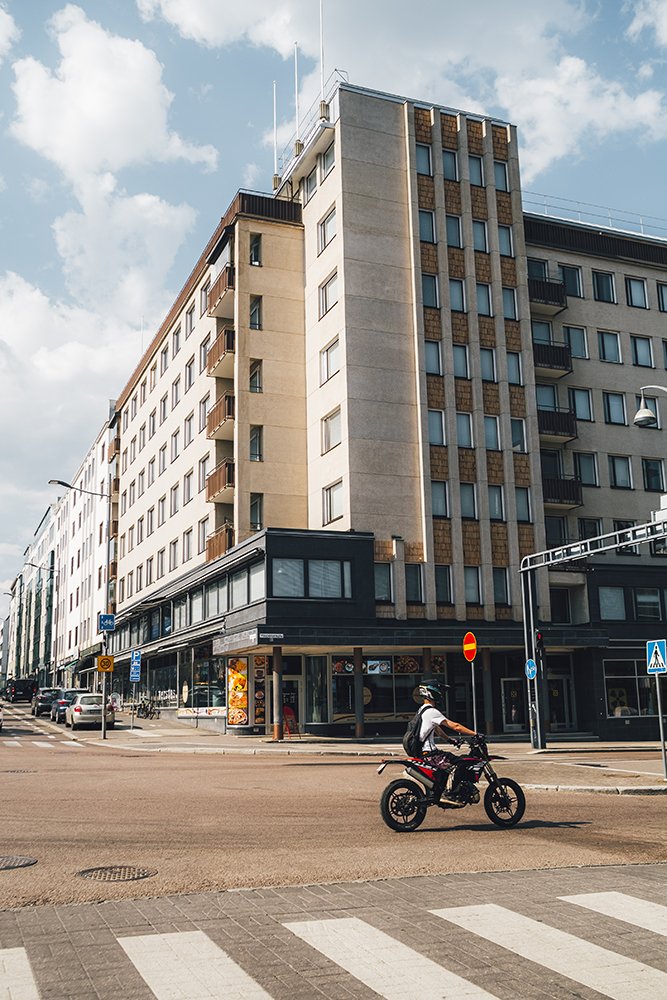 Mopo Yliopistokadulla. Valokuvia Jyväskylästä