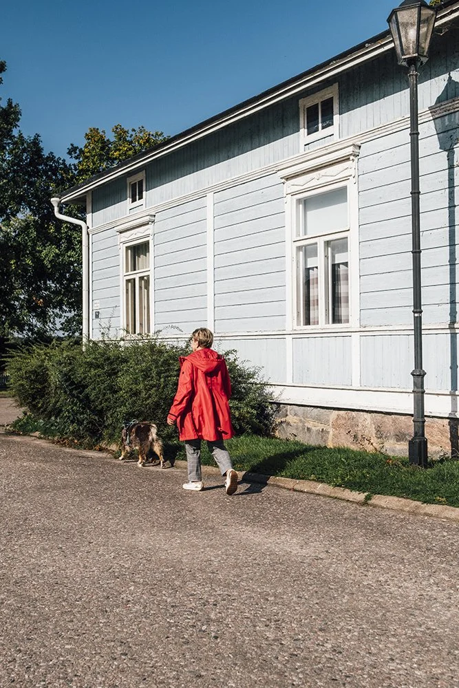 Koira ja ihminen Sepänkadulla Tammisaaressa