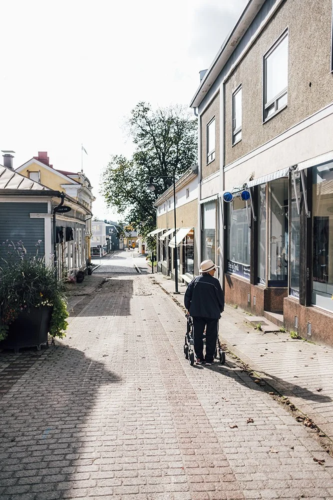Ihminen Kuninkaankadulla Tammisaaressa