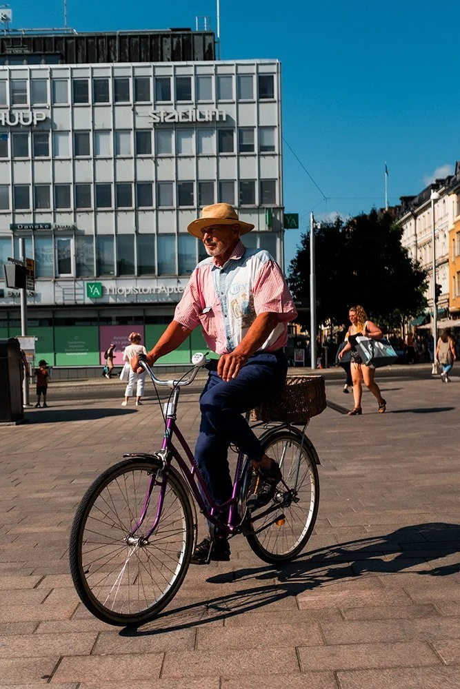 Ihmisiä Turun torilla - Valokuvia Turun kesästä