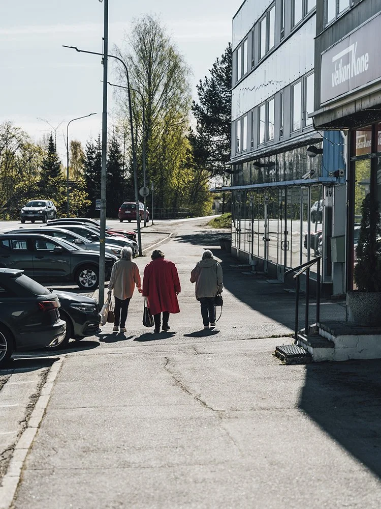 Naiset ostoksilla Ruoveden keskustassa