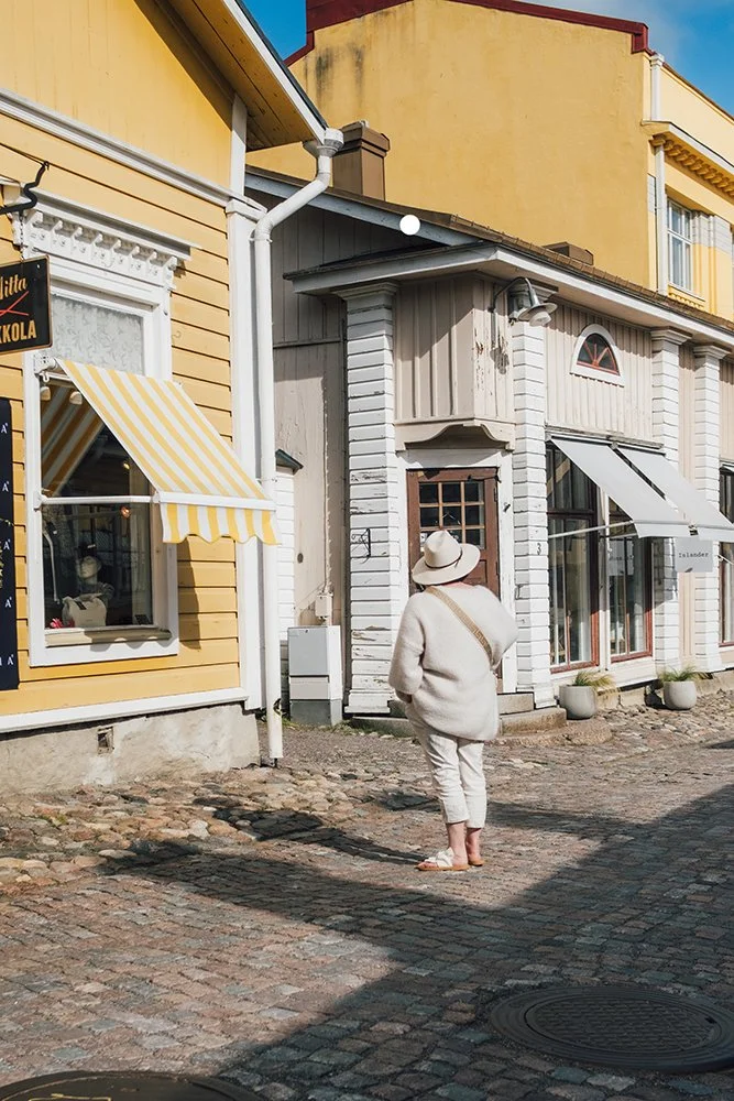 Nainen vanhan Porvoon kaduilla