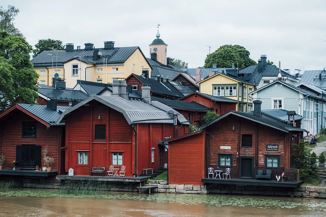 Kesäisiä maisemia vanhassa Porvoossa. Kuvia Suomesta.