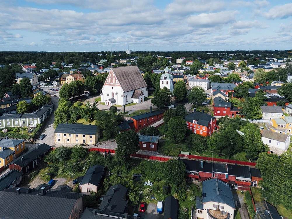 Valokuva Porvoon kirkkosta. Dronekuvia Porvoosta
