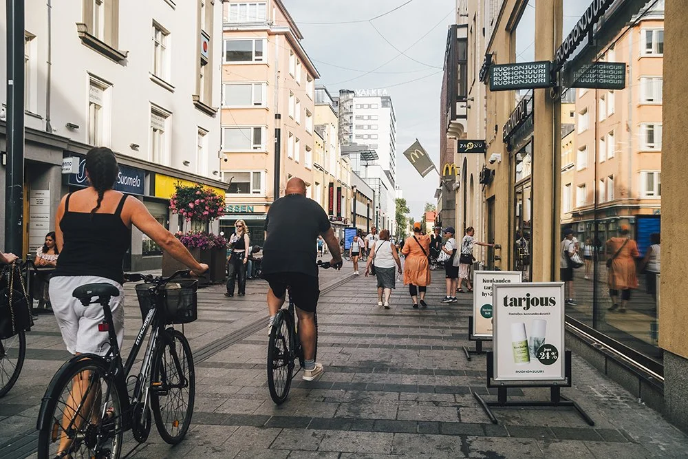 Valokuvia Oulusta. Ihmisiä rotuaarilla.