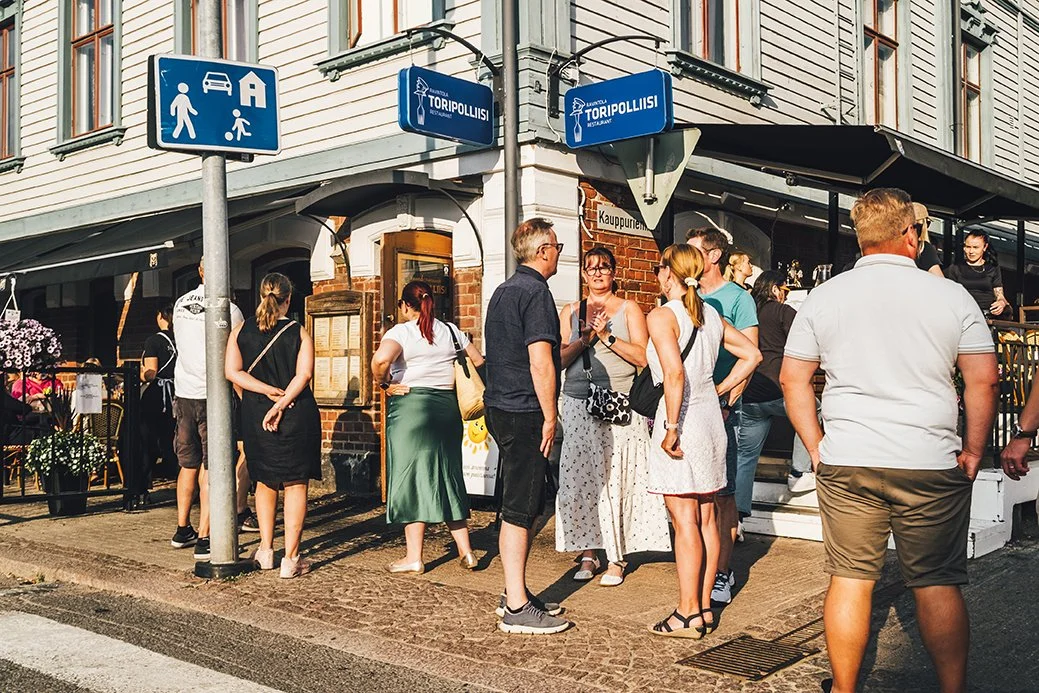 Ihmisiä Oulun Kauppatorin laidalla. Valokuvia Kesäisestä Oulusta
