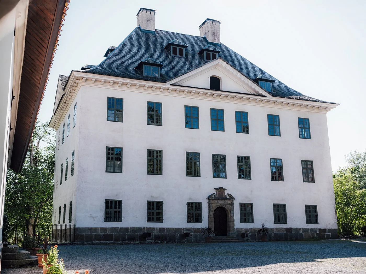 Valokuva Louhisaaren Kartanolinna etupihalta