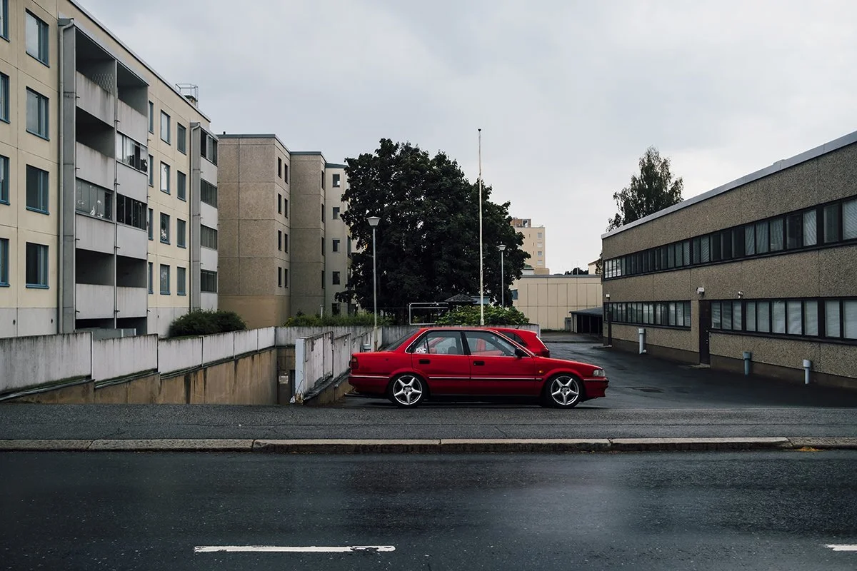 Kuvia Valkeakoskelta - Betonia ja punainen auto