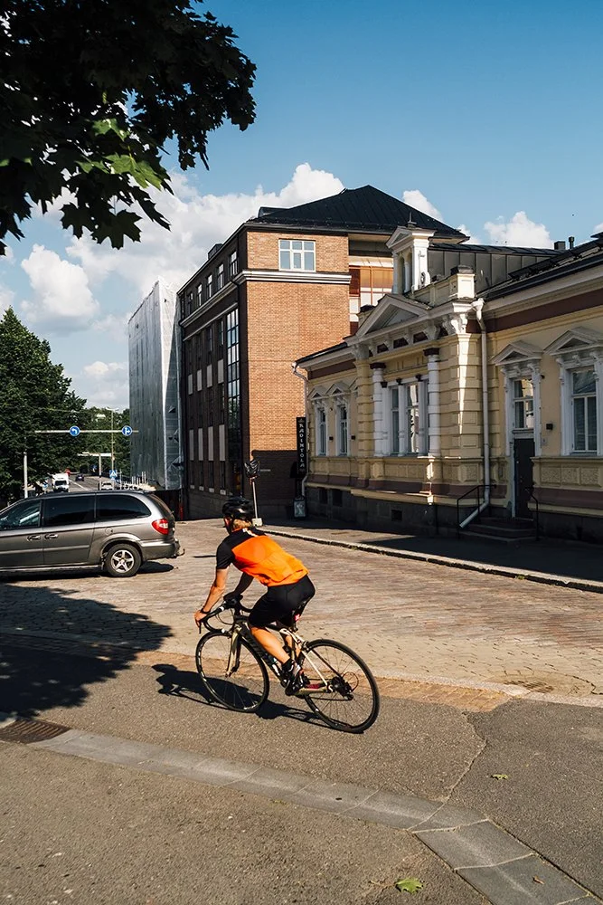 Pyöräilijä Raatihuoneenkadulla Hämeenlinnassa