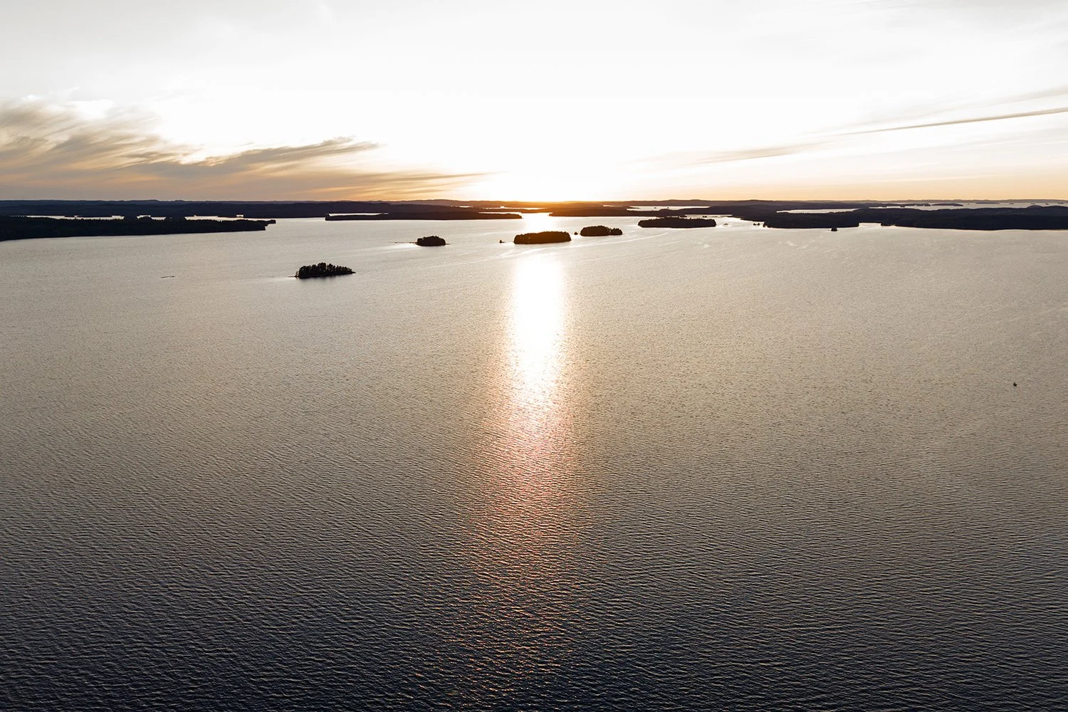Aurinko laskee Päijänteellä. Valokuvia Suomen luonnosta