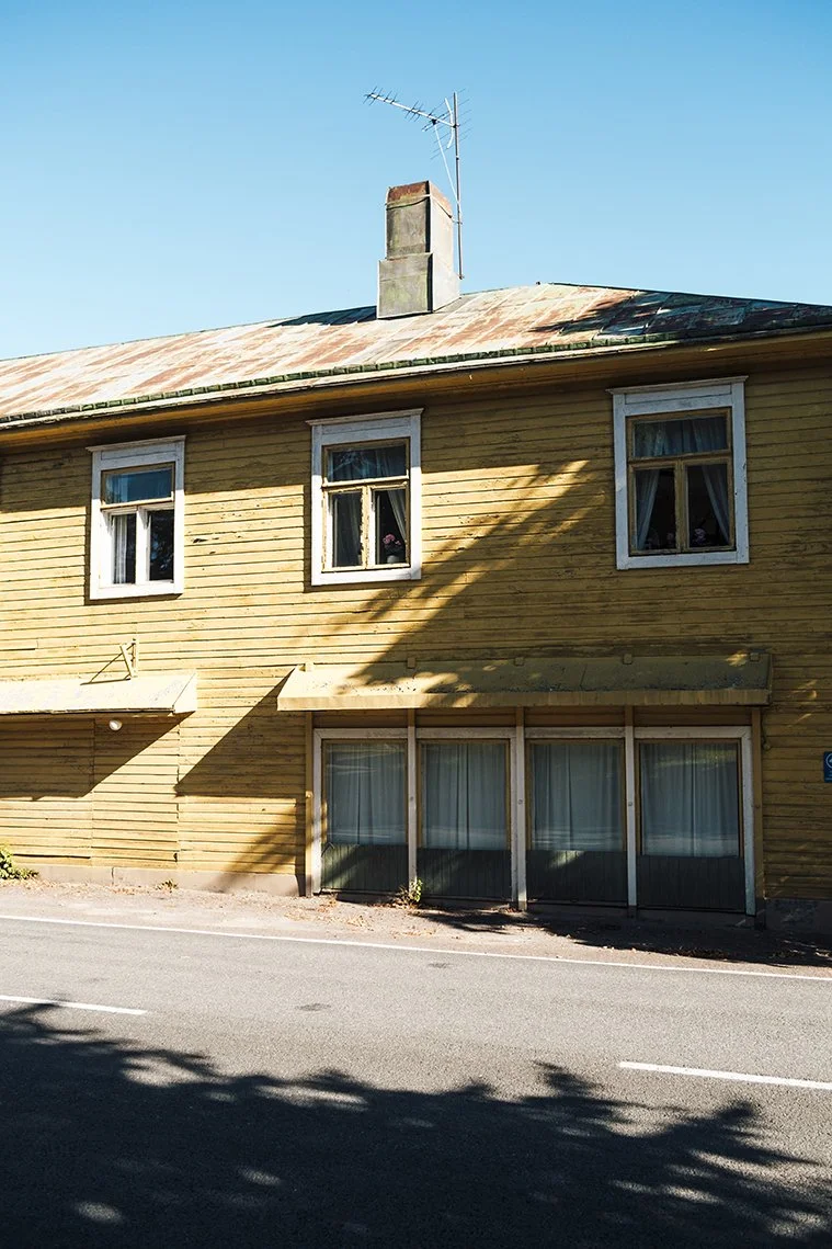 Keltainen puutalo Ikaalisissa. Valokuvia Ikaalisten keskustasta.
