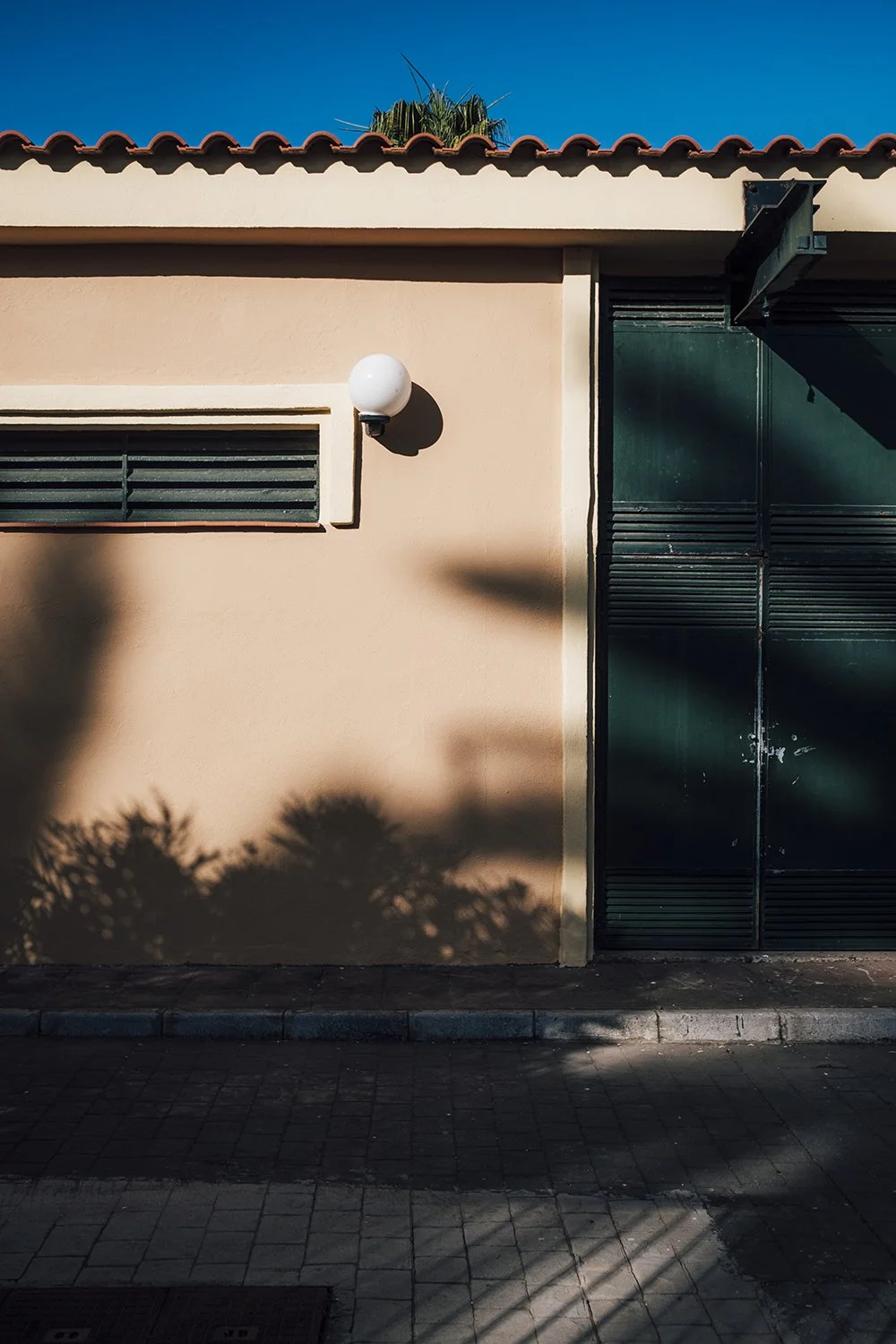Shadow in the wall - Fujifilm XT5 Street photography