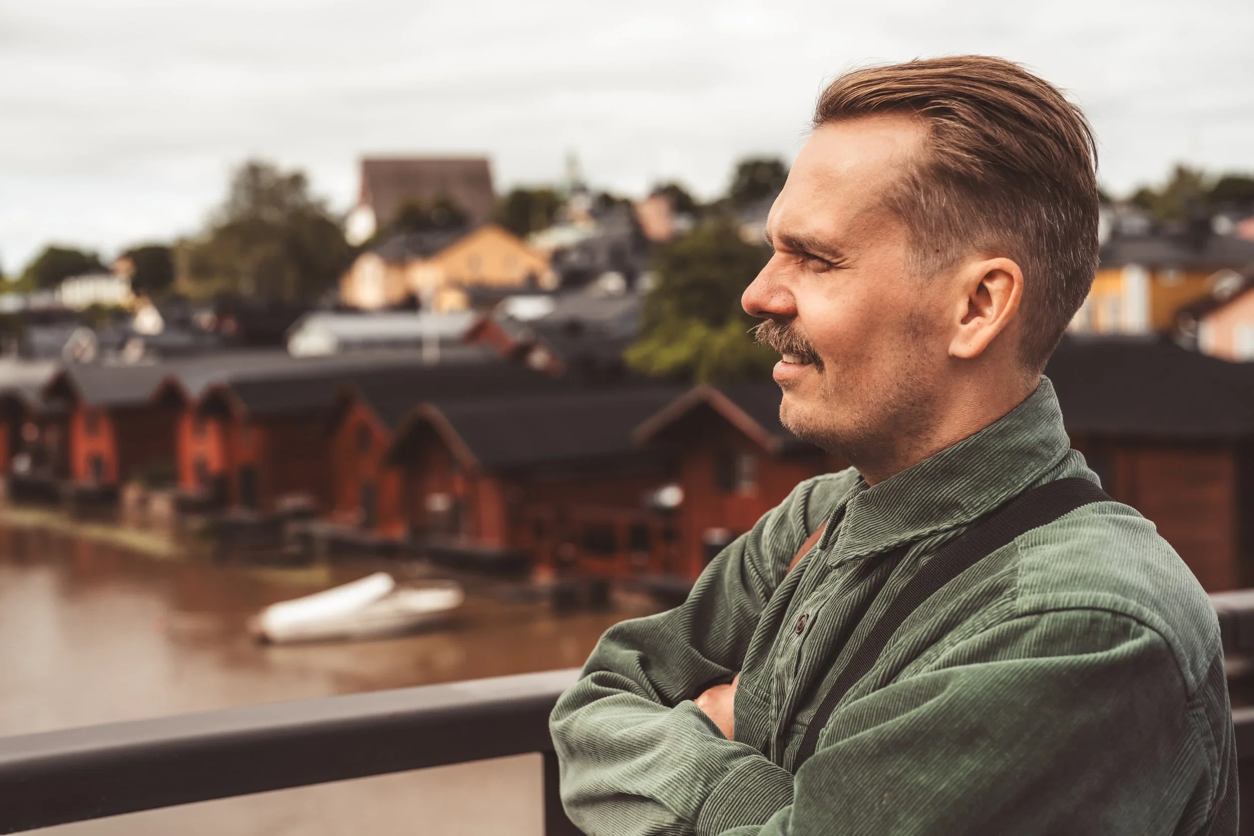 Wille Nyyssönen valokuvaamassa Suomea Porvoossa