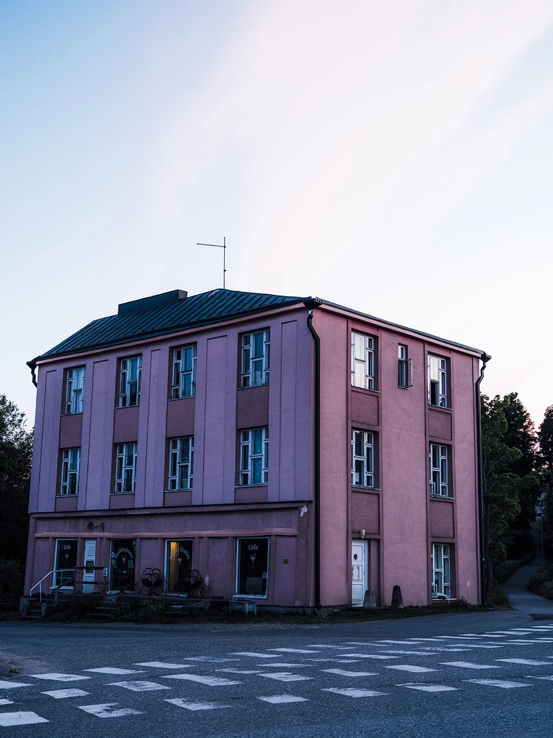 Kaunis pinkki rakennus Asikkalassa. Wille Nyyssönen Suomea kuvaamassa