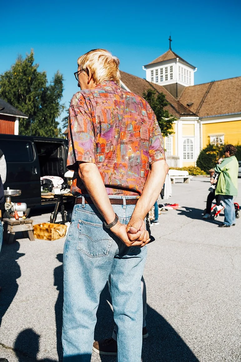 Mies Ikaalisten torilla. Valokuvia Ikaalisista