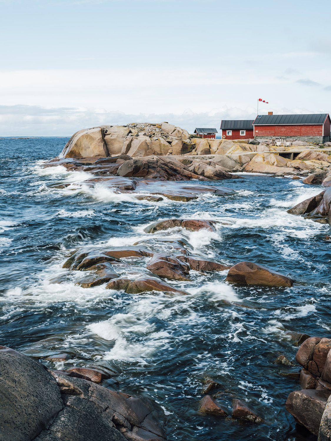Aallot lyövät Bengtskärin rantakallioon