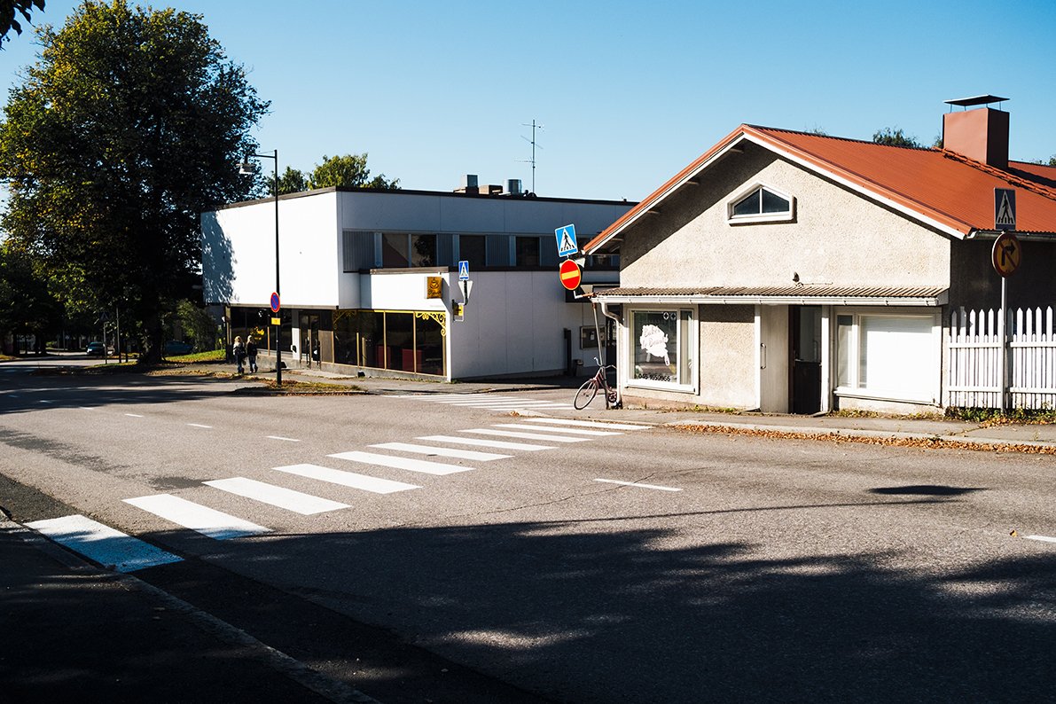 Valokuvia Ikaalisista. Itsenäisyydenkadulla kaksi rakennusta.