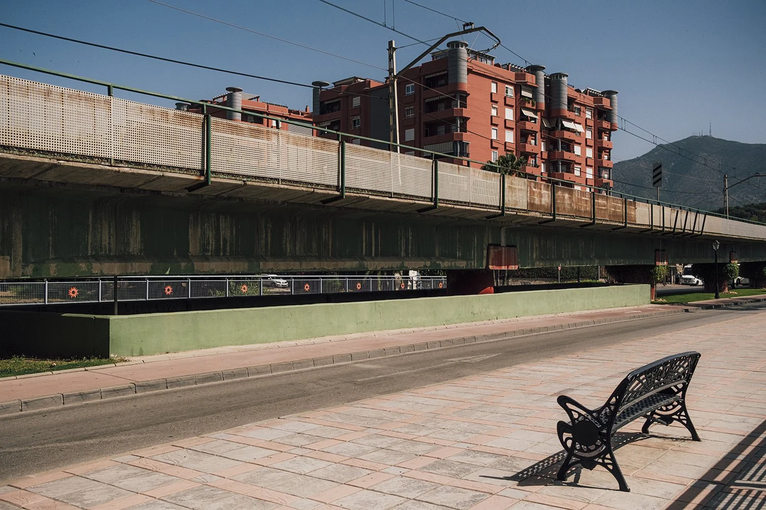 Penkki ja junarata Fuengirolassa. Valokuvia Aurinkorannikolta. Bench and railway in Fuengirola. Photos from Costa Del Sol
