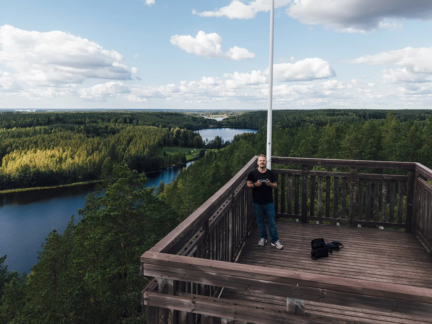Valokuvaaja Wille Nyyssönen kauniissa Pirulanvuoren Näkötornissa