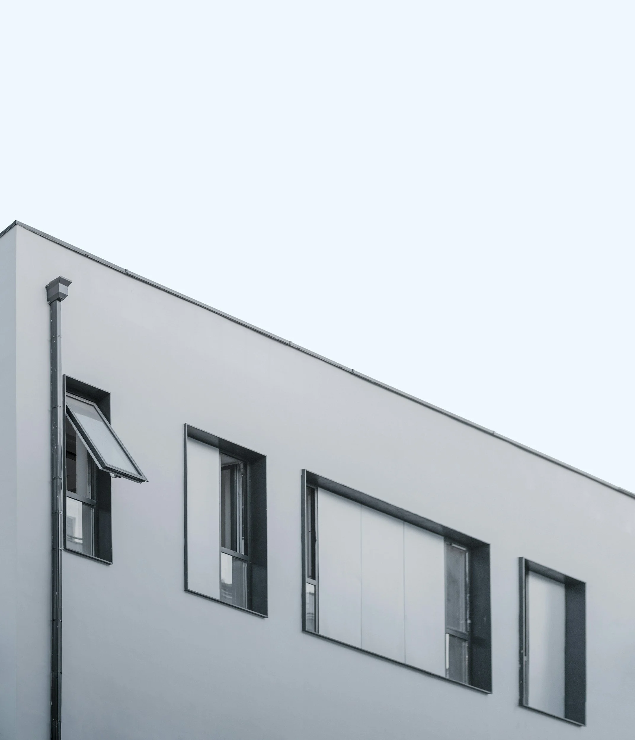 Les fenêtres aluminium offrent des profils fins, une grande résistance et un style contemporain pour les projets de rénovation.