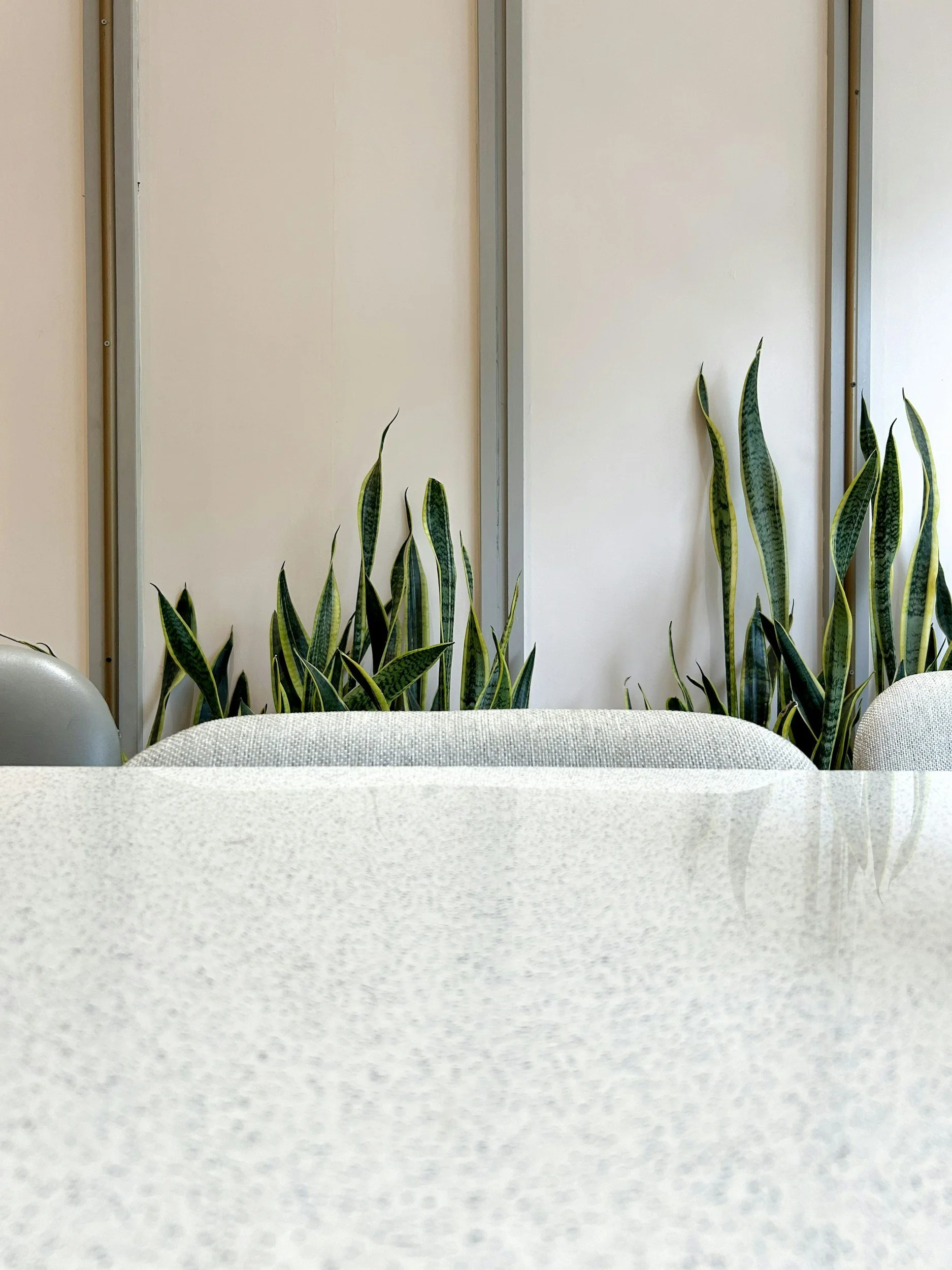 Plan de travail en surface minérale type Dekton ou Silestone, apprécié pour son esthétique contemporaine, sa résistance et sa facilité d’entretien.